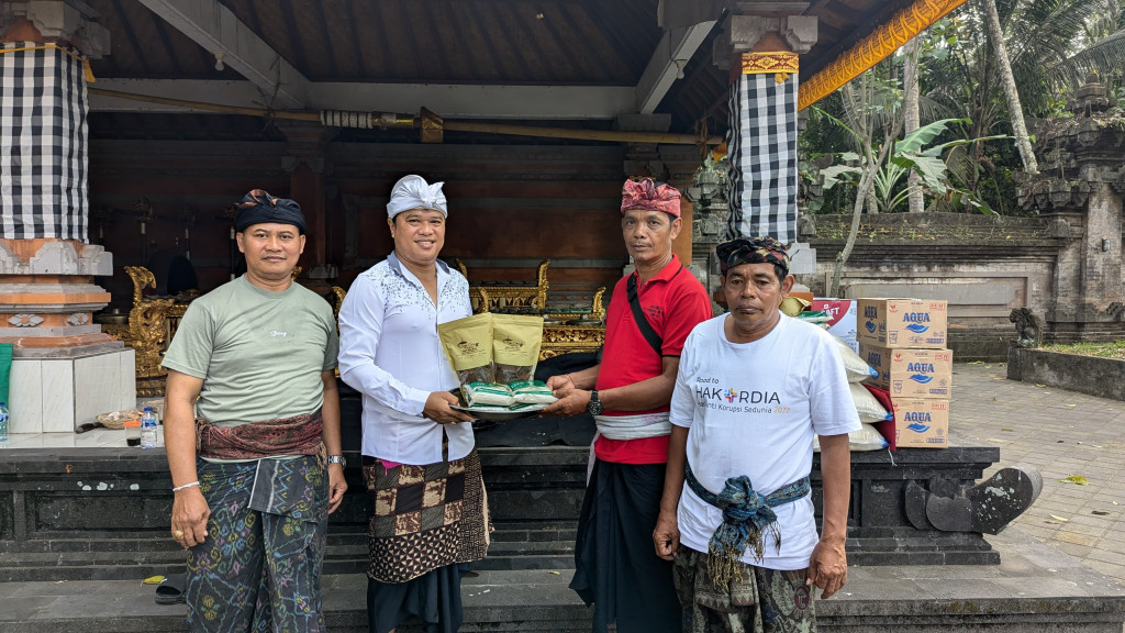 Perbekel Abiansemal Dauh Yeh Cani Serahkan Bantuan untuk Upacara Piodalan di Pura Dalem Desa Adat Abiansemal